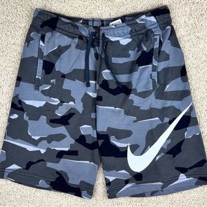M Men’s Nike modern black and gray camouflage sweatpant shorts